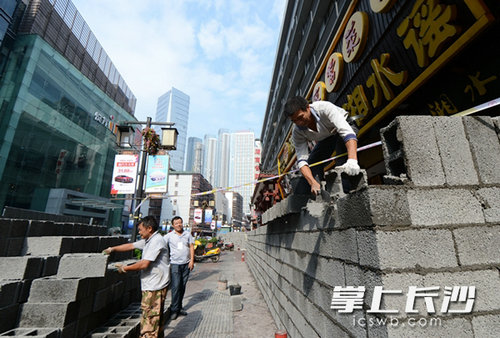 坡子街街道新项目重塑城市活力与历史文化风貌标题建议，重塑坡子街街道魅力，融合城市活力与历史文化风采。